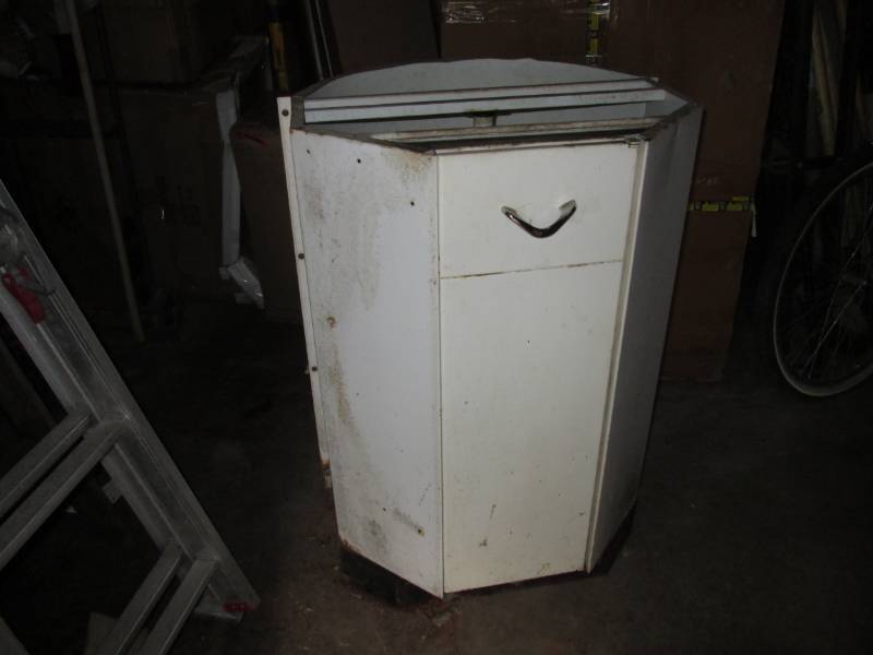 lot 215 image: Metal Youngstown Kitchens Cabinet w...