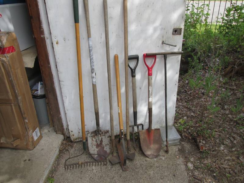 lot 219 image: Misc YardGarden Tools  RED...