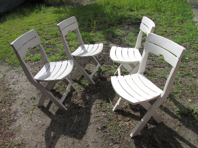 lot 224 image: Set of 4 Plastic Folding Chairs  RE...