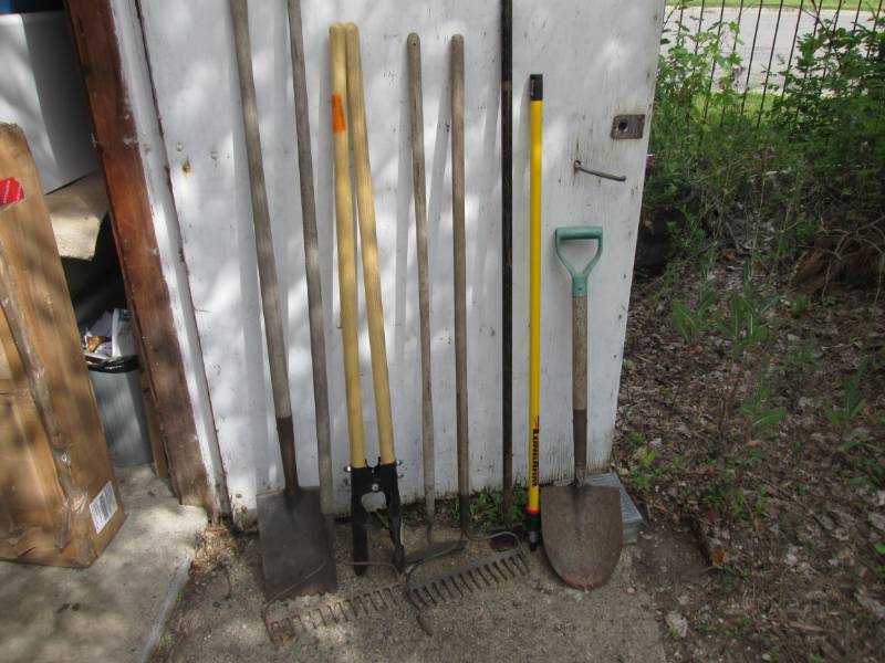 lot 225 image: Misc YardGarden Tools  RED...