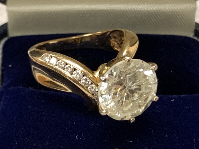 14K Yellow Gold Ring Set With Large Diamond Center Stone & Eleven Smaller Diamond Accent Stones