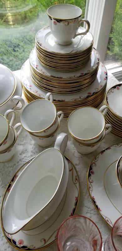 lot 11 image: Lenox Georgian Shell China Service for 10