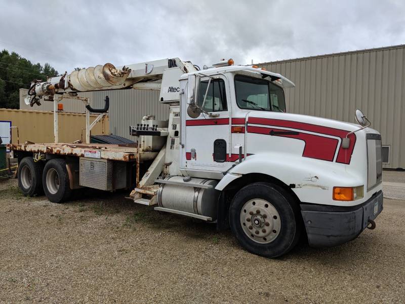 lot 1 image: 1994 International 9200 with mounted Altec Digger Derrick