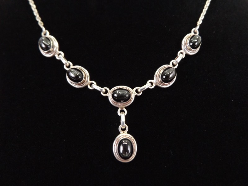 lot 15 image: .925 Sterling Silver Black Star Diopside Cabochon Necklace