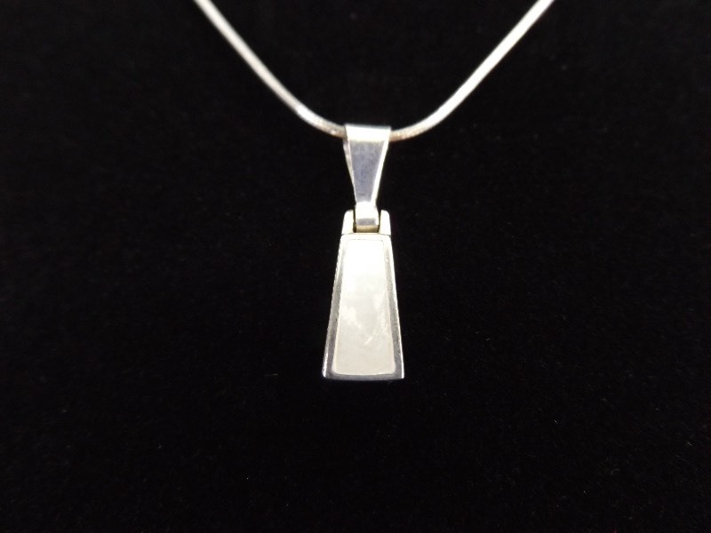 lot 17 image: .925 Sterling Silver Inlayed Mother of Pearl Pendant Necklace
