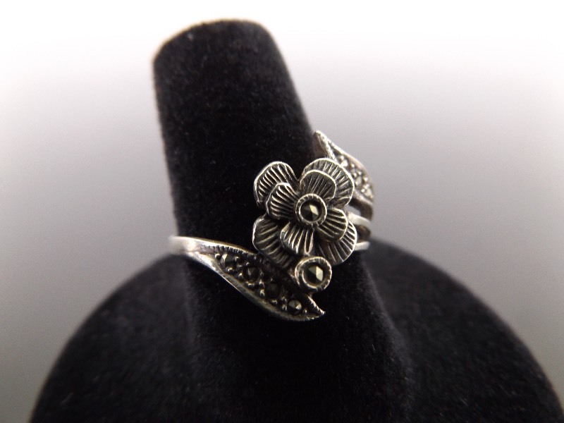 lot 56 image: .925 Sterling Silver Art Nouveau Flower Ring Size 8
