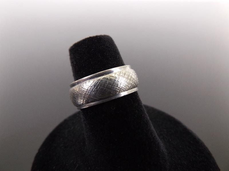 lot 59 image: .925 Sterling Silver Cross Hatched Band Ring Size 6