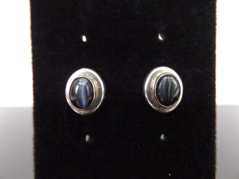 lot 89 image: .925 Sterling Silver Black Chrysoberyl Cats Eye Cabochon Post Earrings