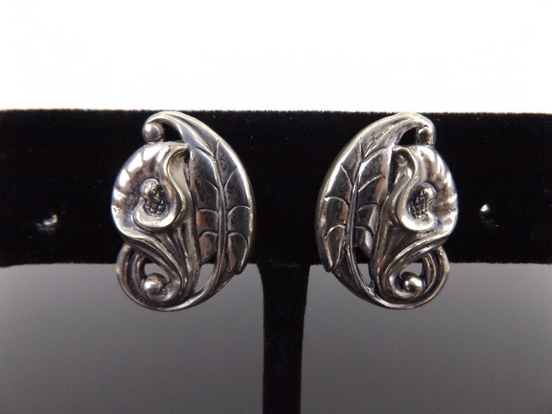 lot 98 image: .925 Sterling Silver Flower Screw Back Earrings