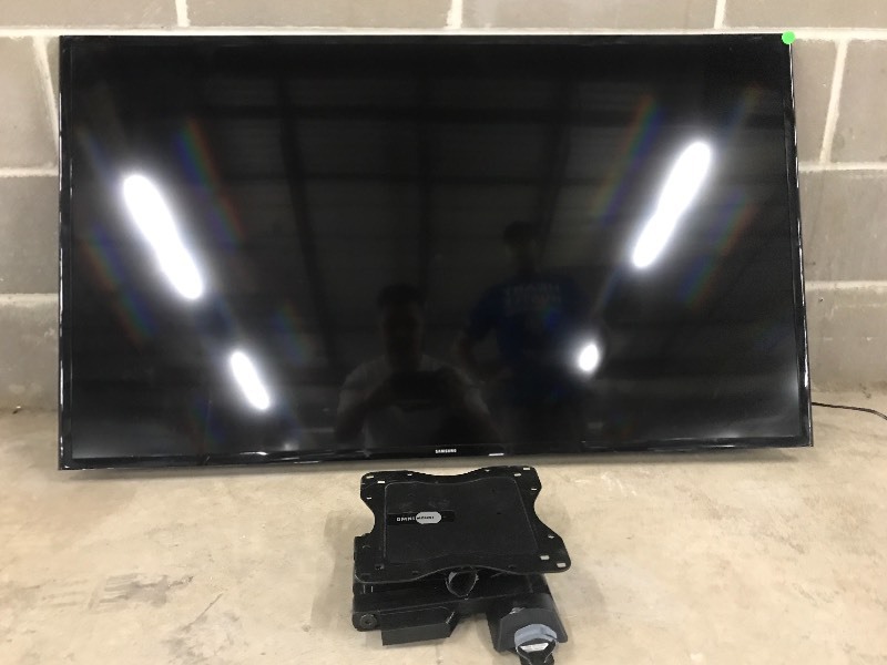 lot 3 image: Samsung 48 TV