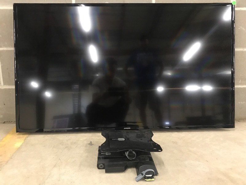 lot 4 image: Samsung 48 TV
