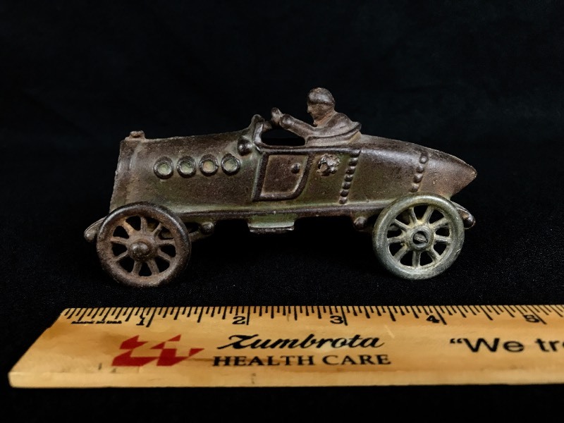 lot 5 image: Antique Cast Iron Metal Car