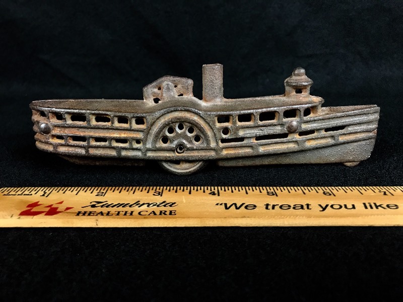 lot 4 image: Antique Cast Iron Metal Boat
