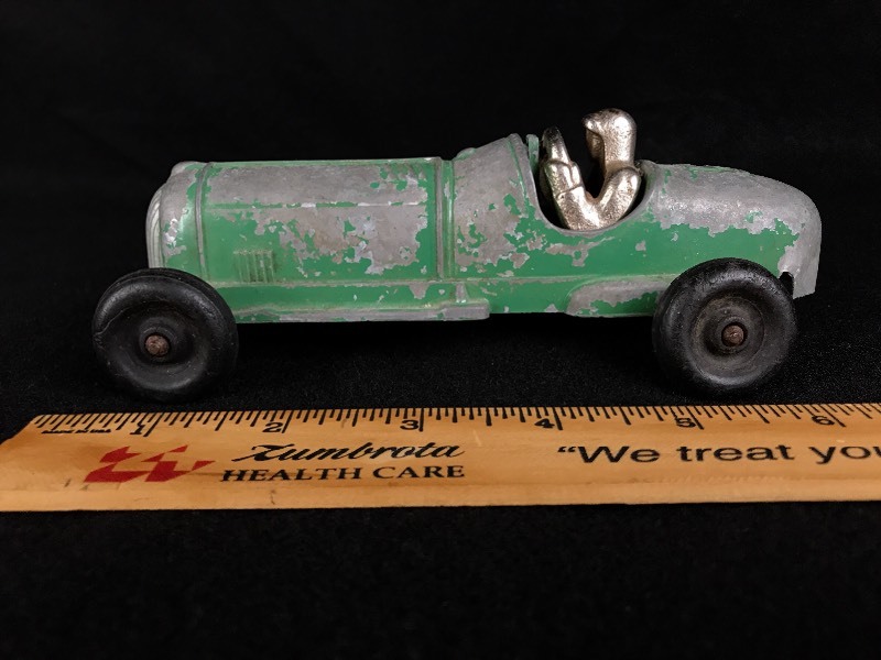 lot 9 image: Vintage Hubley Kiddie Toy Model #456 Car