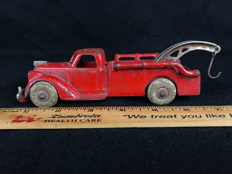 lot 11 image: Vintage Hubley Model #2235 Metal Toy Wrecker