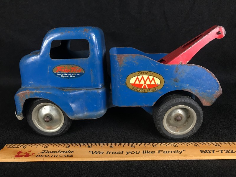 lot 21 image: Vintage Tonka Tow Truck