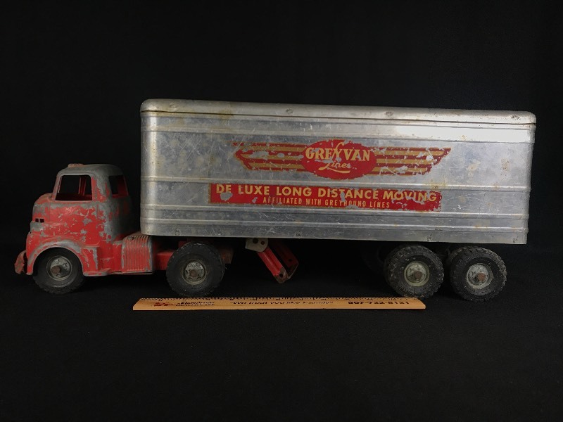 lot 30 image: Vintage Tonka Semi Tractor Trailer 
