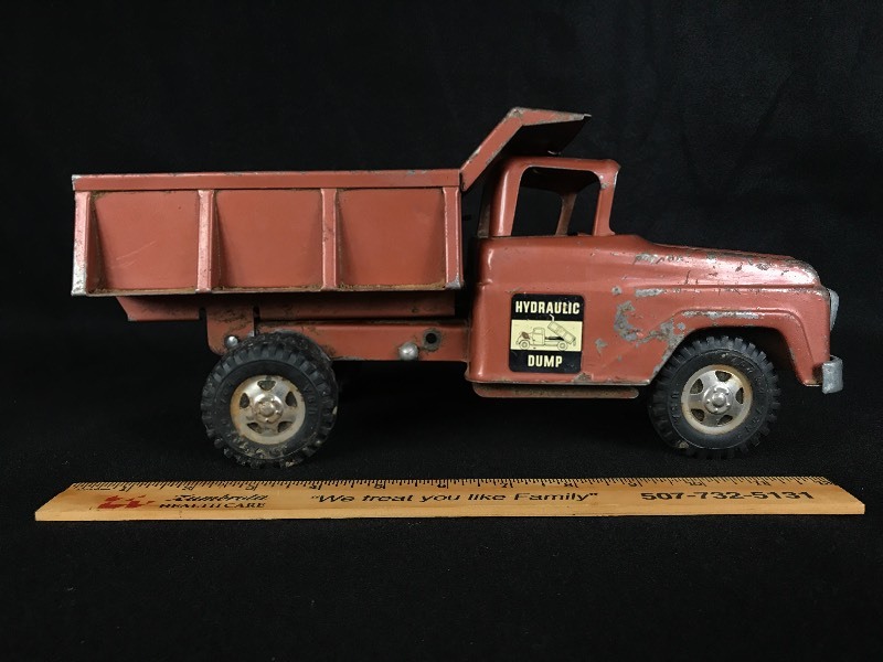 lot 31 image: Vintage 1950s Tonka Hydraulic Dump Truck 