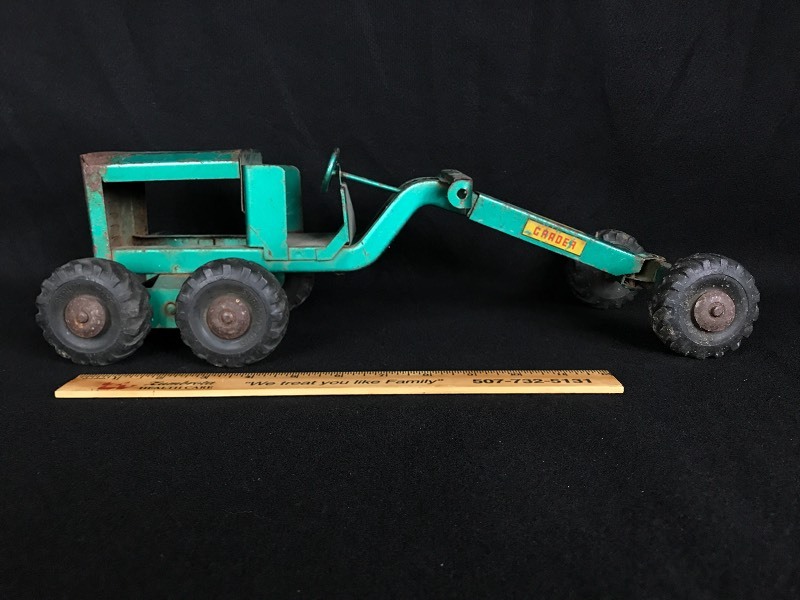 lot 46 image: Vintage Structo Metal Road Grader