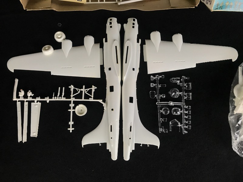 lot 72 image: Vintage B-17 Flying Fortress Model