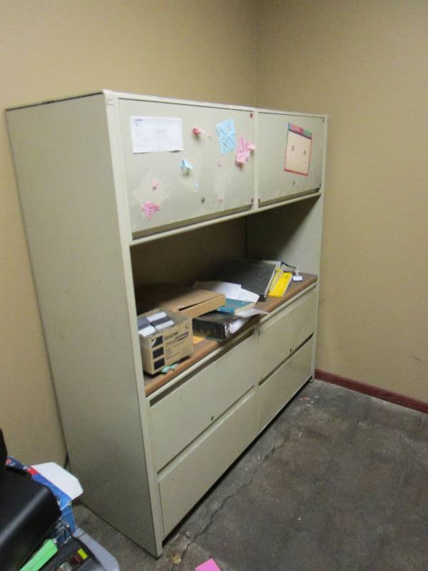 lot 94 image: Metal Storage Cabinet