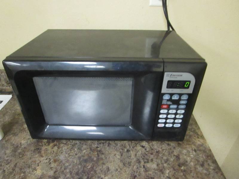 lot 101 image: Fridge & Microwave