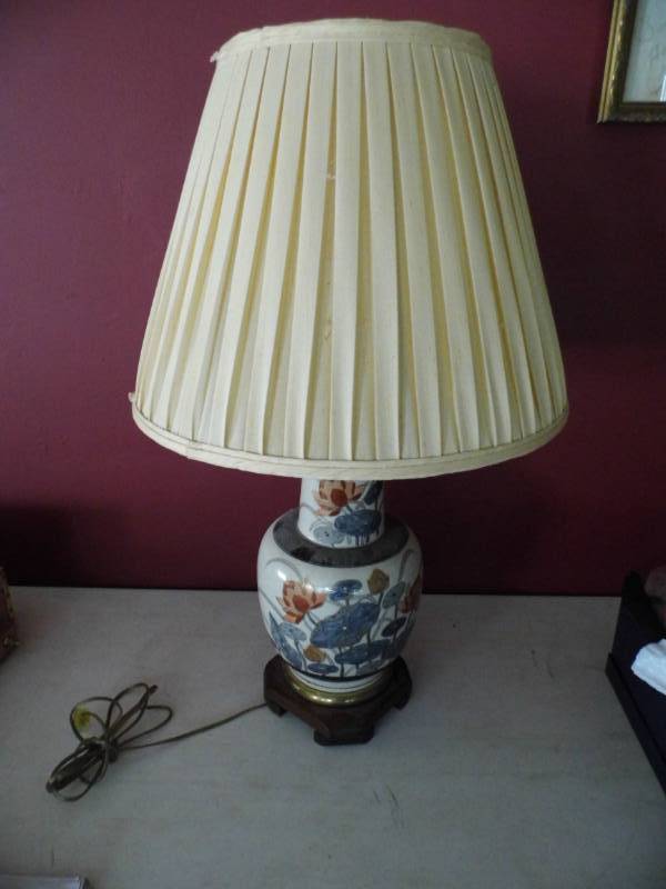 lot 39 image: Table Lamp