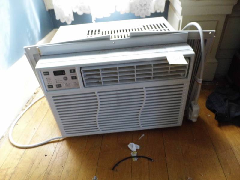 lot 32 image: GE Air Conditioner