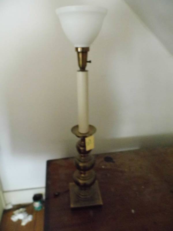 lot 29 image: Lamp