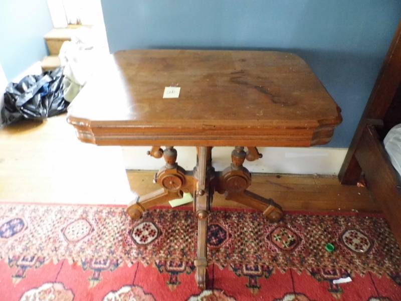 lot 26 image: Victorian Table