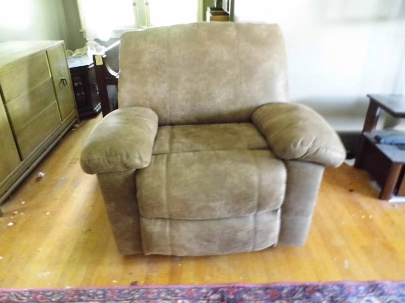 lot 22 image: Microfiber Recliner