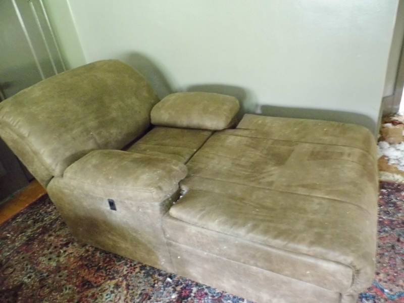 lot 21 image: Microfiber Reclining Chaise Lounge