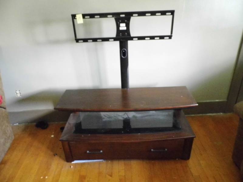 lot 19 image: TV Stand