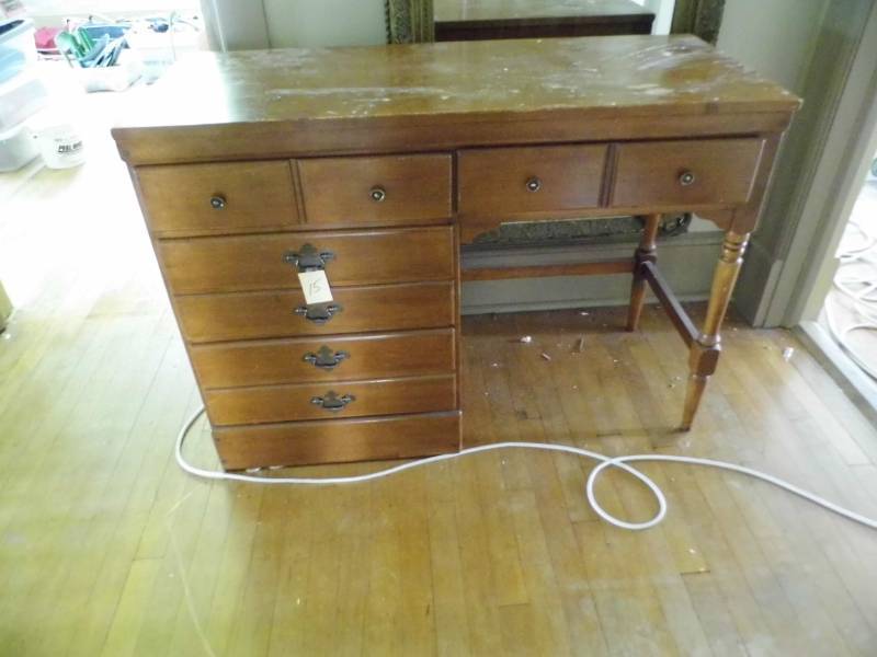 lot 15 image: Desk