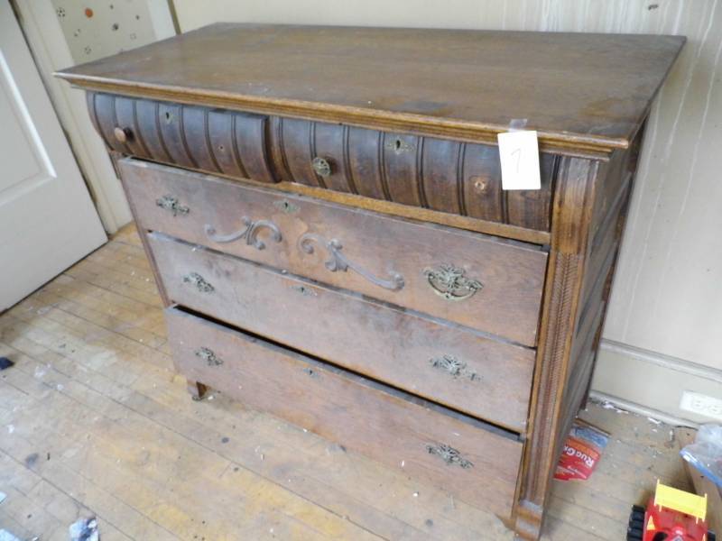 lot 7 image: Dresser