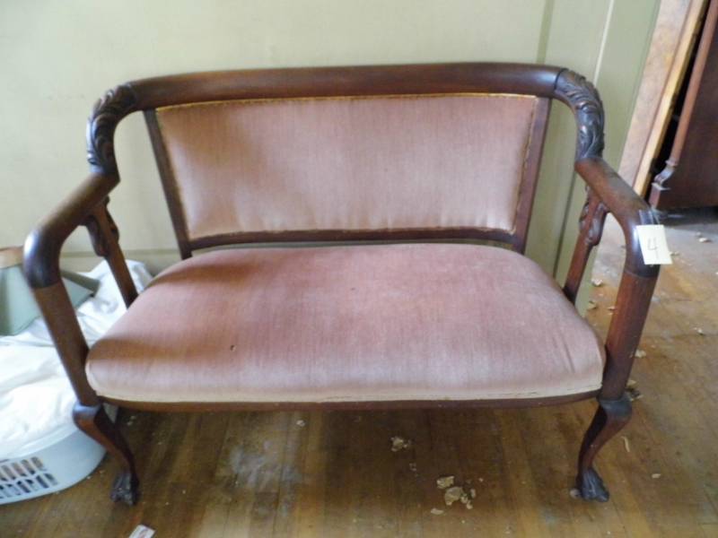 lot 4 image: Settee