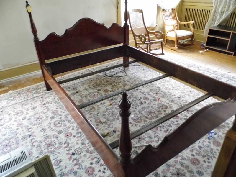 lot 1 image: 4 Poster Antique  Cherry Bed