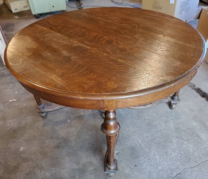 lot 11 image: Very nice antique Round Oak Table