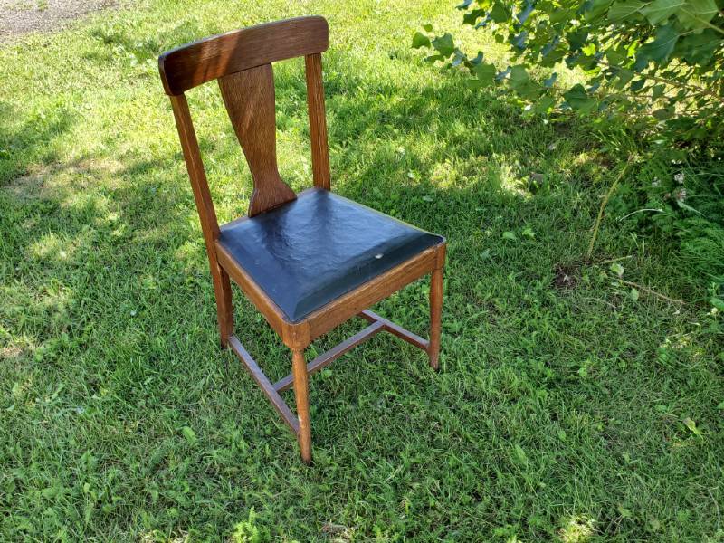 lot 13 image: Vintage Oak Chair
