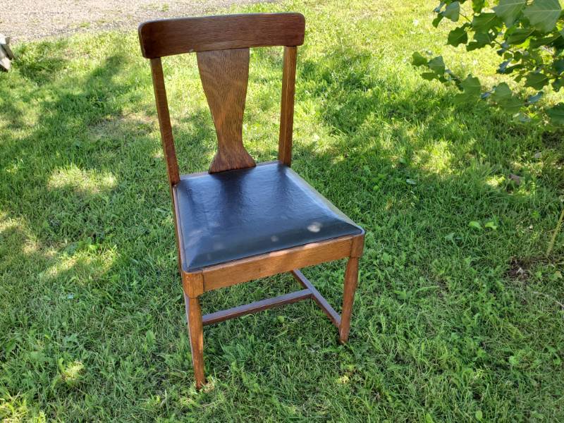 lot 15 image: Vintage Oak Chair