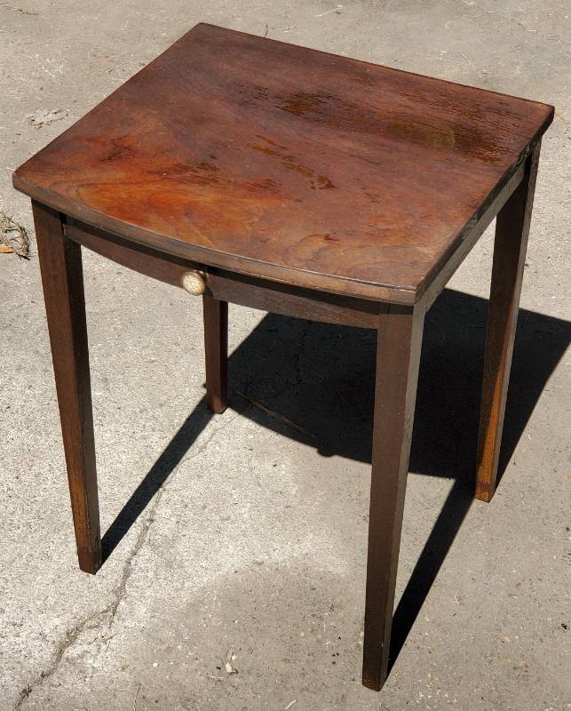 lot 16 image: Mid-Century end table
