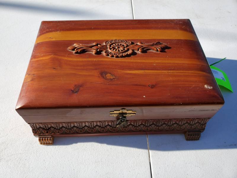 lot 26 image: Ceder Box with lock