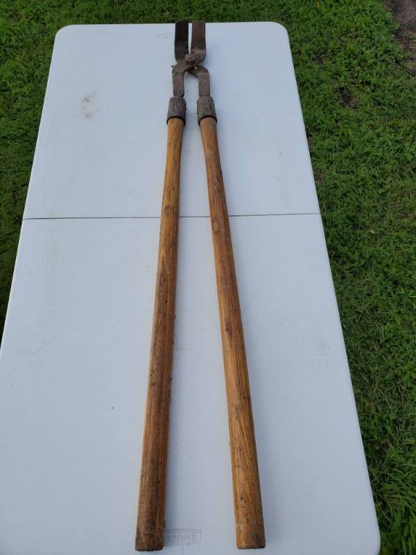lot 34 image: Large Animal Hoof Trimmer