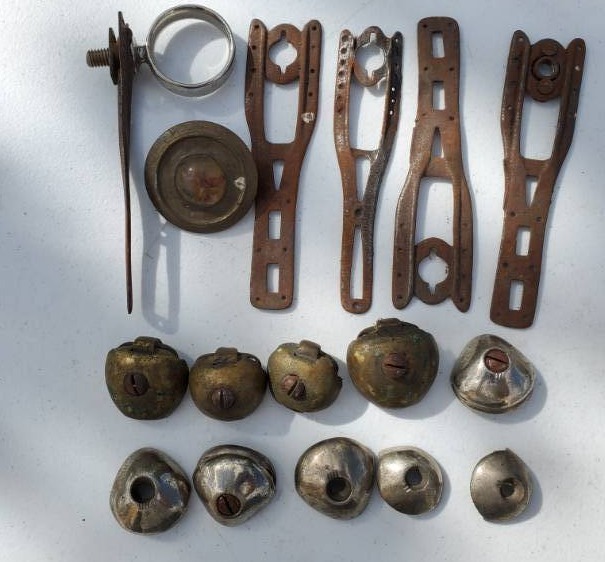 lot 44 image: Horse hame parts and small saddle weights