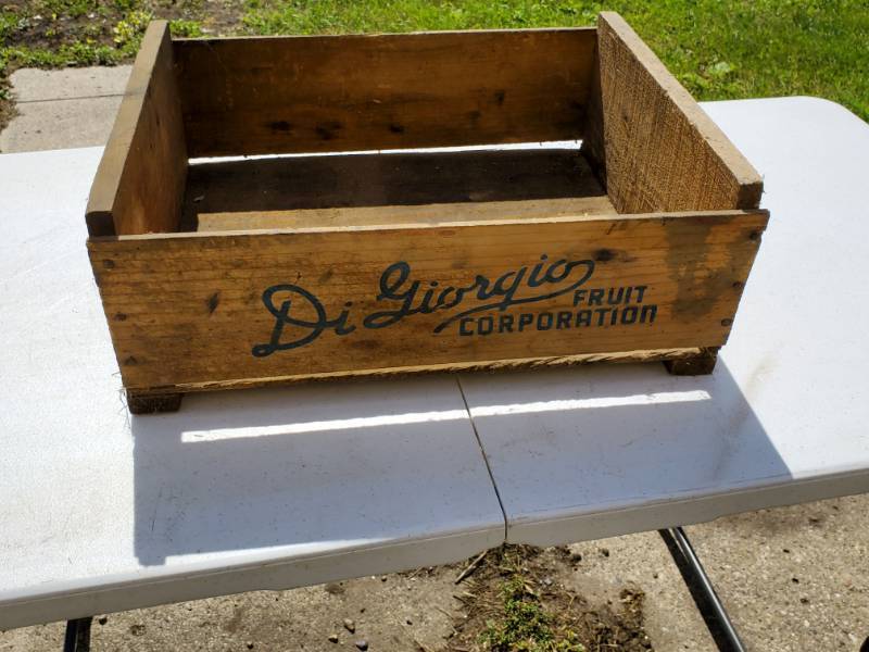 lot 60 image: Vintage Di Liorq fruit corp crate & Minneapolis Tin
