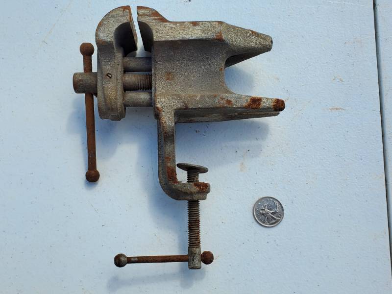 lot 65 image: Table Clamp Vise