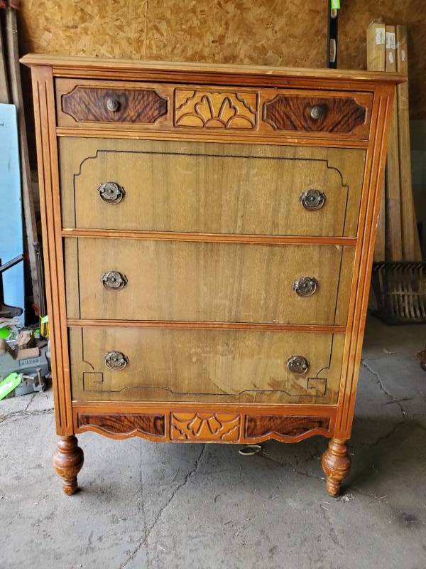 lot 76 image: Vintage Dresser