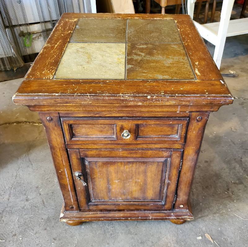 lot 79 image: End Table