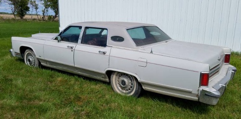 lot 9 image: 1979 Lincoln Continental 4 door with sunroof