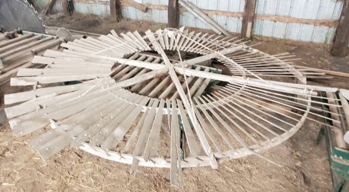 lot 96 image: Vintage 10 foot old style wood Windmill & Gear Box w pumping mechanism